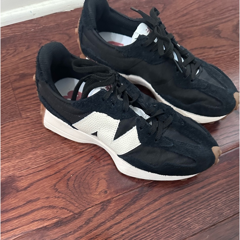 Like new women’s New Balance 327 size 6.